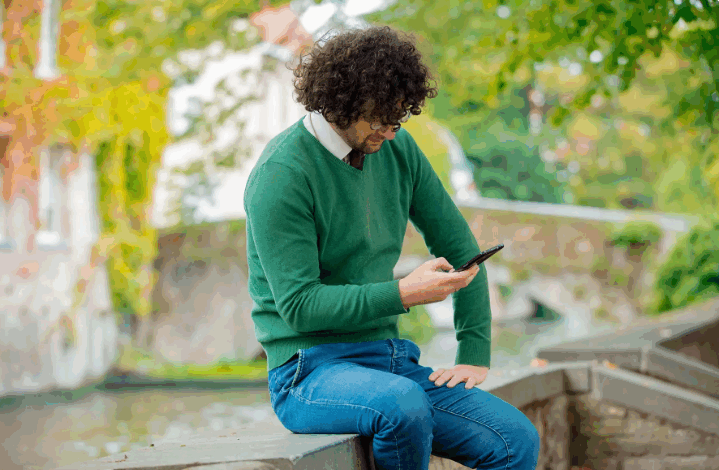 أفضل 10 تطبيقات لا غنى عنها للمهاجرين في بلجيكا 2025